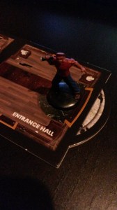 Ankommet til forhallen i Rædslernes hus udforskes stedet varsomt (mini & tiles fra Betrayal at the House on the Hill).