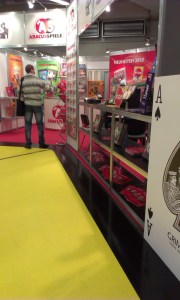 Det går hektisk for sig i Abacus' stand.