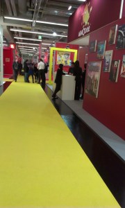 Der er gang i den i Asmodees stand. En stand, der er proppet med mennesker på Essen, men her kan man komme til overalt og få forklaret regler.