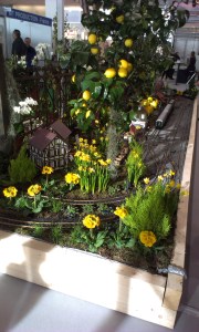 Og det blomstrende landskab fra en anden vinkel med toge rullende på skinnerne.