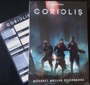 Æsken før den åbnes. Karakterark ved siden af.