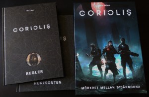 Bøgerne til Coriolis. Flotte, indbundne og med forsænkninger i indbindingen ved logoerne. Blæret.