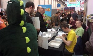 Fans flokkes for signerede udgaver fra designere og kunstnere.