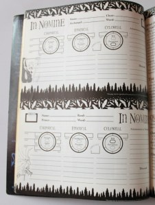 En god måde hurtig at få fornemmelsen for et rollespil er ved at kigge på karakterarket. In Nomine har to, et for engle og et for dæmoner. Opdelingen i tre kategorier af evner skal vi se mere til senere i julekalenderen.