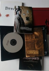 Murderous Ghosts kommer i et CD-cover - ligesom scenariet Glædelig jul, onkel Hubert kom i en VHS kasette.