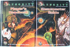 Grundbøgerne til Alternity lagt i forlængelse af hinanden. Regler og verden introduceres her, men Star*Drive universet blev for alvor udforsket i de efterfølgende bøger/box sets.