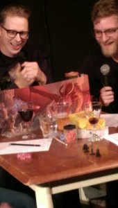 Mads Brynnum som GM, Niels Forsberg som spiller, jubel over terninger