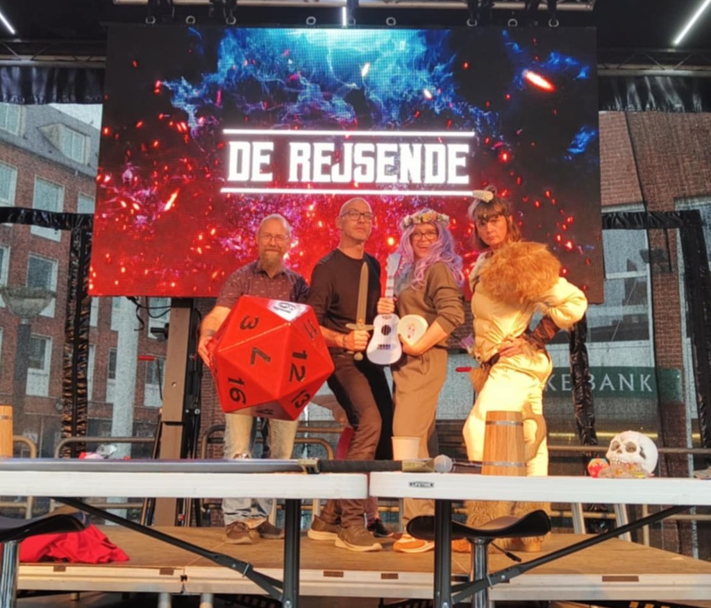 Rollespil på en scene: foran et publikum, streaming og actual play